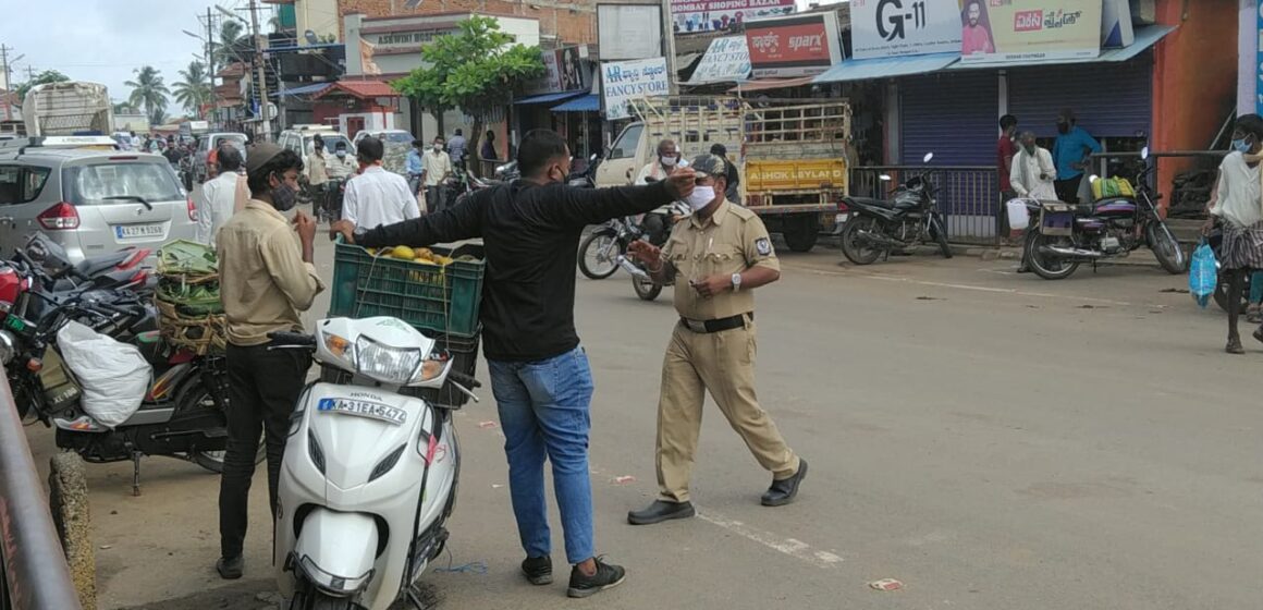 ಮುಂಡಗೋಡಿನಲ್ಲಿ ಇಂದಿನಿಂದ 4 ನೇ ಹಂತದ ಲಾಕ್ ಡೌನ್: ಅಗತ್ಯ ವಸ್ತುಗಳ ಖರೀಧಿಗೆ ಮುಗಿಬಿದ್ದ ಜನ..!