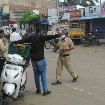 ಮುಂಡಗೋಡಿನಲ್ಲಿ ಇಂದಿನಿಂದ 4 ನೇ ಹಂತದ ಲಾಕ್ ಡೌನ್: ಅಗತ್ಯ ವಸ್ತುಗಳ ಖರೀಧಿಗೆ ಮುಗಿಬಿದ್ದ ಜನ..!