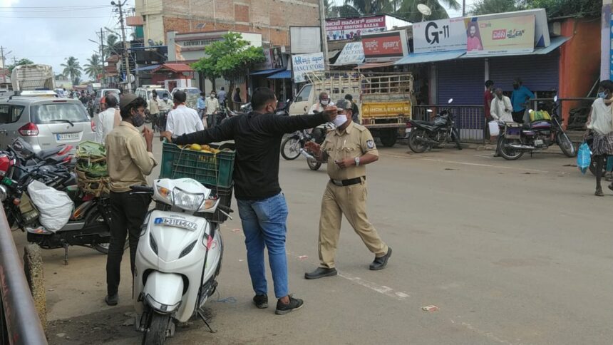 ಮುಂಡಗೋಡಿನಲ್ಲಿ ಇಂದಿನಿಂದ 4 ನೇ ಹಂತದ ಲಾಕ್ ಡೌನ್: ಅಗತ್ಯ ವಸ್ತುಗಳ ಖರೀಧಿಗೆ ಮುಗಿಬಿದ್ದ ಜನ..!