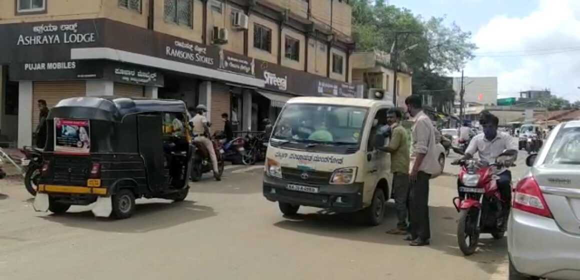 ಮುಂಡಗೋಡಿನಲ್ಲಿ ಛತ್ರಿ, ರೇನ್ ಕೋಟ್ ಮಾರಾಟಕ್ಕೆ ಅನುಮತಿ: ಪಪಂ ನಿಂದ ಧ್ವನಿವರ್ದಕದ ಮೂಲಕ ಸೂಚನೆ..!