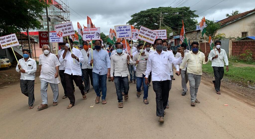 ಪೆಟ್ರೊಲ್ ಬೆಲೆ ಏರಿಕೆಗೆ ಖಂಡನೆ: ಮುಂಡಗೋಡಿನಲ್ಲಿ ಕಾಂಗ್ರೆಸ್ ಪ್ರತಿಭಟನೆ..!