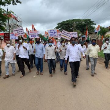 ಪೆಟ್ರೊಲ್ ಬೆಲೆ ಏರಿಕೆಗೆ ಖಂಡನೆ: ಮುಂಡಗೋಡಿನಲ್ಲಿ ಕಾಂಗ್ರೆಸ್ ಪ್ರತಿಭಟನೆ..!