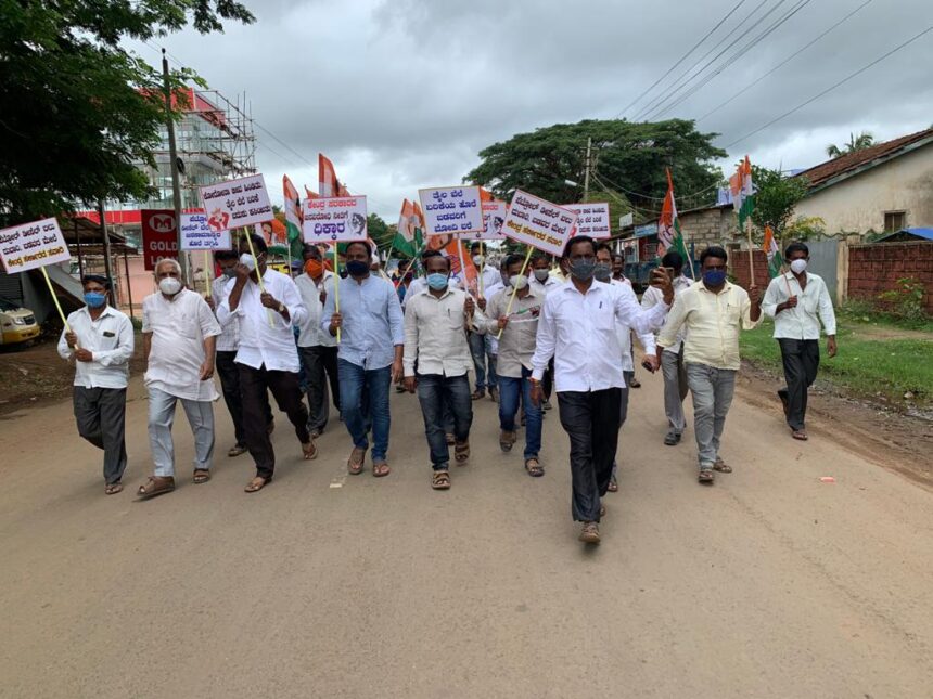 ಪೆಟ್ರೊಲ್ ಬೆಲೆ ಏರಿಕೆಗೆ ಖಂಡನೆ: ಮುಂಡಗೋಡಿನಲ್ಲಿ ಕಾಂಗ್ರೆಸ್ ಪ್ರತಿಭಟನೆ..!