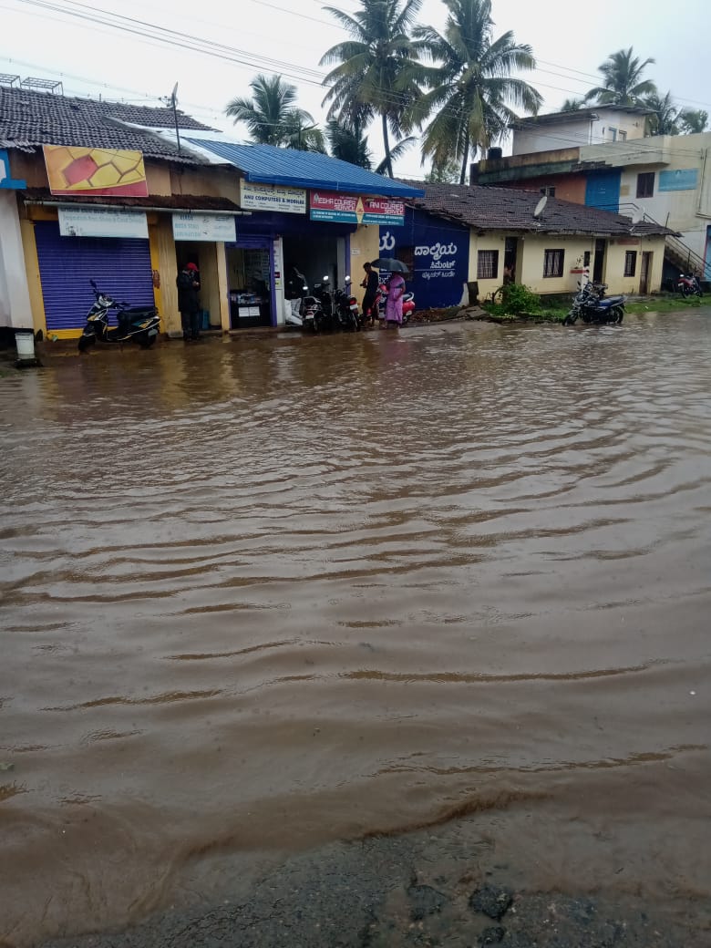 ಮಳೆ ಬಂದ್ರೆ ಸಾಕು ಕೆರೆಯಂತಾಗತ್ತೆ ಬಂಕಾಪುರ ರಸ್ತೆ: ಅಧಿಕಾರಿಗಳೇ ಶಾಶ್ವತ ಕ್ರಮ ಕೈಗೊಳ್ಳಲು ಇನ್ನೇಷ್ಟು ದಿನ ಬೇಕು..?