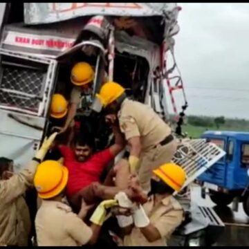 ಲಾರಿಗೆ ಕ್ಯಾಂಟರ್ ಡಿಕ್ಕಿ: ಲಾರಿಯಡಿ ಕಾಲು ಸಿಲುಕಿ ನರಳಾಡಿದ ಚಾಲಕನ ಸ್ಥಿತಿ ಕರುಣಾಜನಕ..!