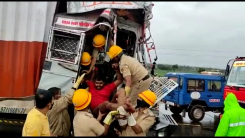 ಲಾರಿಗೆ ಕ್ಯಾಂಟರ್ ಡಿಕ್ಕಿ: ಲಾರಿಯಡಿ ಕಾಲು ಸಿಲುಕಿ ನರಳಾಡಿದ ಚಾಲಕನ ಸ್ಥಿತಿ ಕರುಣಾಜನಕ..!