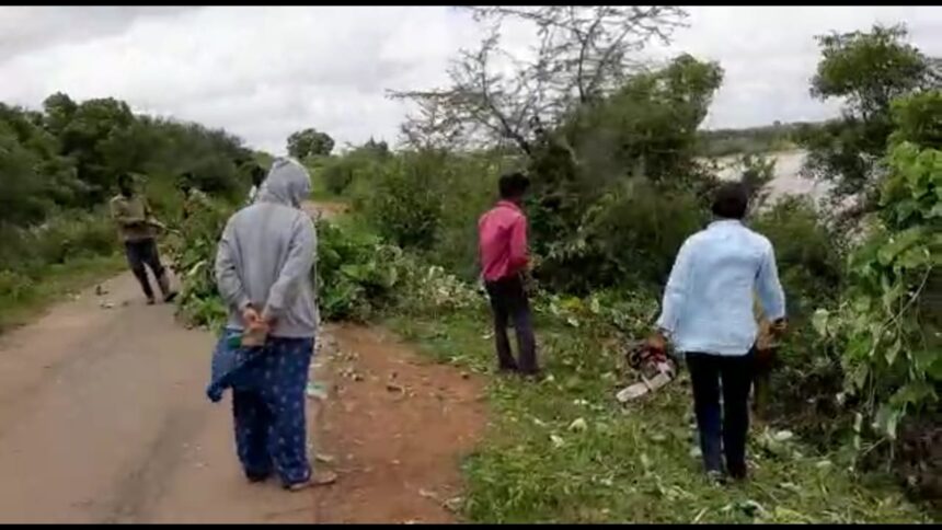 ಶಿಗ್ಗಾವಿ:ಐತಿಹಾಸಿಕ ನಾಗನೂರು ಕೆರೆಯ ಸುತ್ತಮುತ್ತ ಪುರಸಭೆ ಅಧ್ಯಕ್ಷರು, ಸದಸ್ಯರಿಂದ ಸ್ವಚ್ಚತಾ ಕಾರ್ಯ..!