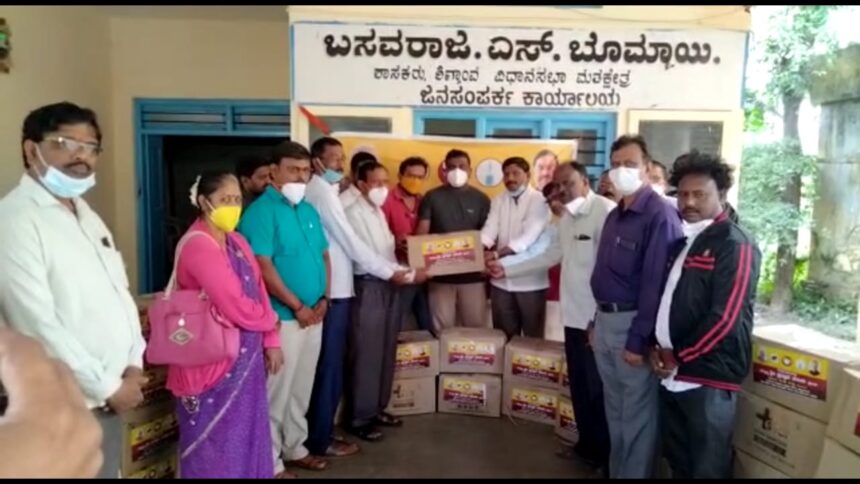 SSLC ಪರೀಕ್ಷೆ ಬರಿಯೊ ವಿದ್ಯಾರ್ಥಿಗಳಿಗೆ ಮಾಸ್ಕ್, ಸ್ಯಾನಿಟೈಸ್ ವಿತರಣೆ..!