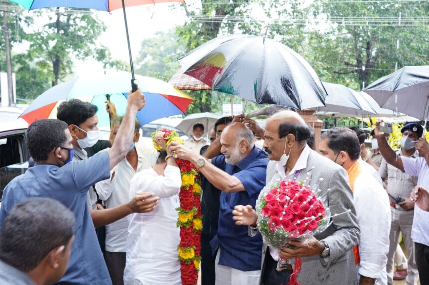 ಅರಬೈಲು ಘಟ್ಟದ ಗುಡ್ಡ ಕುಸಿತ ಸ್ಥಳಕ್ಕೆ ಭೇಟಿ ನೀಡಿ ಪರಿಶೀಲಿಸಿದ ಸಿಎಂ ಬೊಮ್ಮಾಯಿ..!