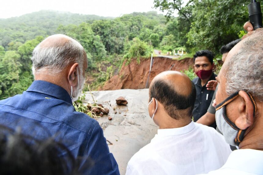 ಯಲ್ಲಾಪುರದ ಕಳಚೆ ಭಾಗದಲ್ಲಿ ಅತಿವೃಷ್ಠಿ ಹಾನಿ ವೀಕ್ಷಿಸಿದ ಸಿಎಂ..!