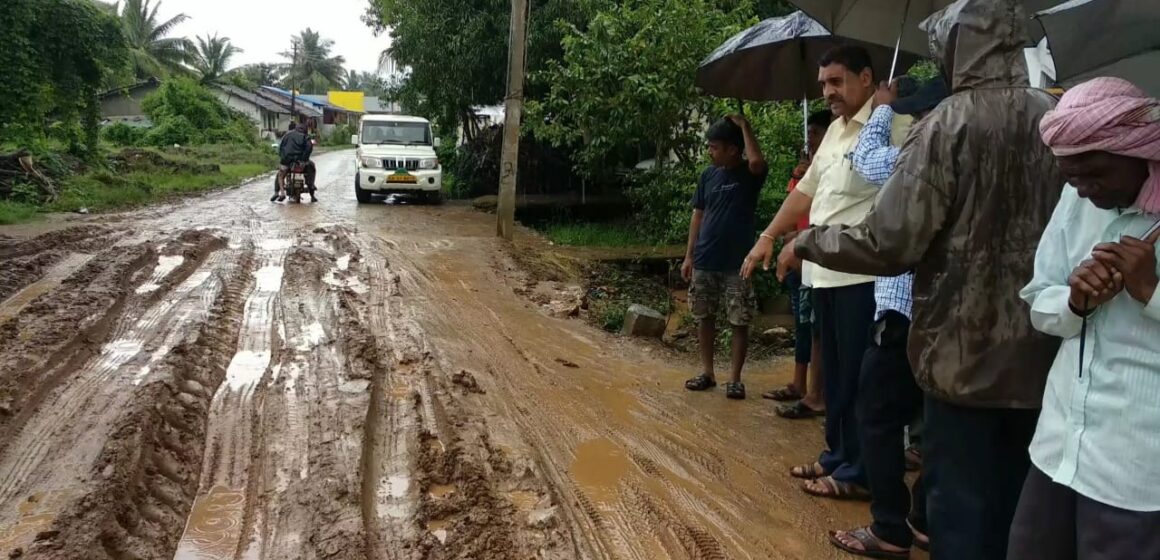 ರಸ್ತೆಯ ಅವ್ಯವಸ್ಥೆ ಕಣ್ಣಾರೆ ಕಂಡ PWD ಇಂಜಿನೀಯರ್..! ಫಿಲ್ಡಿಗೆ ಇಳಿದೇ ಬಿಟ್ರು ಸಾಹೇಬ್ರು..!!