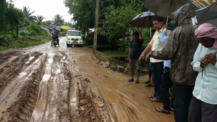 ರಸ್ತೆಯ ಅವ್ಯವಸ್ಥೆ ಕಣ್ಣಾರೆ ಕಂಡ PWD ಇಂಜಿನೀಯರ್..! ಫಿಲ್ಡಿಗೆ ಇಳಿದೇ ಬಿಟ್ರು ಸಾಹೇಬ್ರು..!!