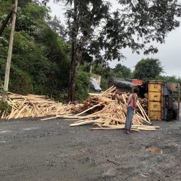 ಕಟ್ಟಿಗೆ ತುಂಬಿದ್ದ ಲಾರಿ ಪಲ್ಟಿ, ಅರಬೈಲ್ ಘಟ್ಟದಲ್ಲಿ ಹೆದ್ದಾರಿ ಸಂಚಾರ ಅಸ್ತವ್ಯಸ್ತ..!