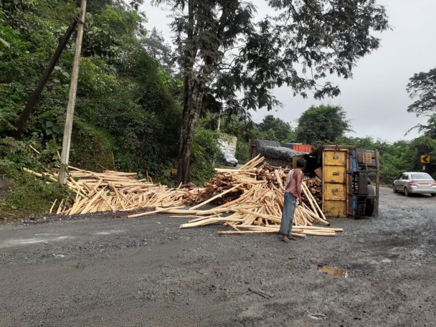 ಕಟ್ಟಿಗೆ ತುಂಬಿದ್ದ ಲಾರಿ ಪಲ್ಟಿ, ಅರಬೈಲ್ ಘಟ್ಟದಲ್ಲಿ ಹೆದ್ದಾರಿ ಸಂಚಾರ ಅಸ್ತವ್ಯಸ್ತ..!