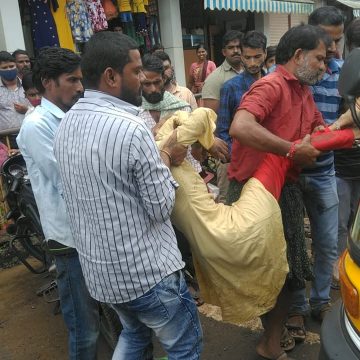 ಏಕಾಏಕಿ ರಸ್ತೆಯಲ್ಲೇ ಪ್ರಜ್ಞೆ ತಪ್ಪಿ ಬಿದ್ದು ನರಳಾಡಿದ್ಲು ಯುವತಿ, ಭಯಬಿಟ್ಟು ಕಾಪಾಡಿದ್ರು ಮುಂಡಗೋಡಿಗರು..!