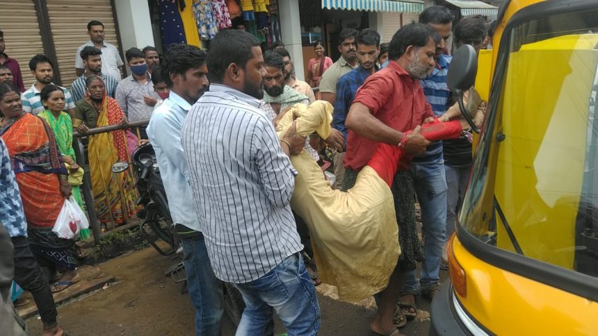 ಏಕಾಏಕಿ ರಸ್ತೆಯಲ್ಲೇ ಪ್ರಜ್ಞೆ ತಪ್ಪಿ ಬಿದ್ದು ನರಳಾಡಿದ್ಲು ಯುವತಿ, ಭಯಬಿಟ್ಟು ಕಾಪಾಡಿದ್ರು ಮುಂಡಗೋಡಿಗರು..!