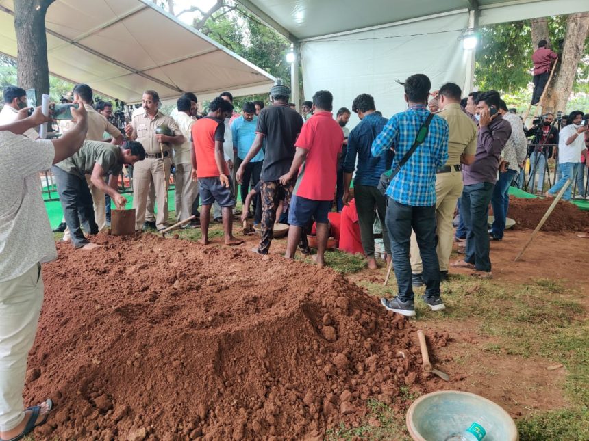 ನಟ ಪುನೀತ್ ಅಂತ್ಯಕ್ರಿಯೆ ಇವತ್ತು ಅಲ್ಲ, ನಾಳೆ: ರಾಘವೇಂದ್ರ ರಾಜಕುಮಾರ್..!