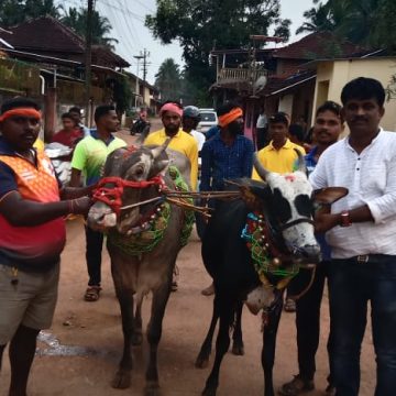 ಮಳಗಿ ಹೋರಿಹಬ್ಬದ ವಿಜೇತರಿಗೆ ಬಹುಮಾನ ವಿತರಿಸಿದ ಸಂತೋಷ ಶೇಟ್ ರಾಯ್ಕರ್..!