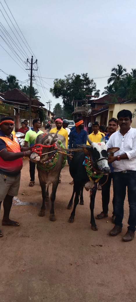 ಮಳಗಿ ಹೋರಿಹಬ್ಬದ ವಿಜೇತರಿಗೆ ಬಹುಮಾನ ವಿತರಿಸಿದ ಸಂತೋಷ ಶೇಟ್ ರಾಯ್ಕರ್..!