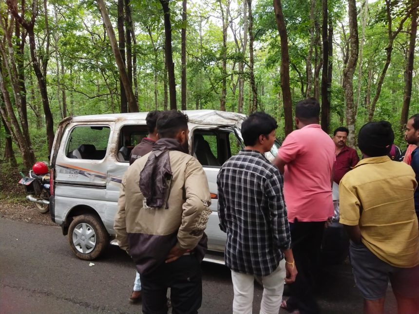 ಮುಂಡಗೋಡಿನ ಮೈನಳ್ಳಿ ಬಳಿ ಮಾರುತಿ ಇಕೊ ವಾಹನ ಪಲ್ಟಿ, ಮೂವರಿಗೆ ಗಾಯ, ಆಸ್ಪತ್ರೆಗೆ ದಾಖಲು..!