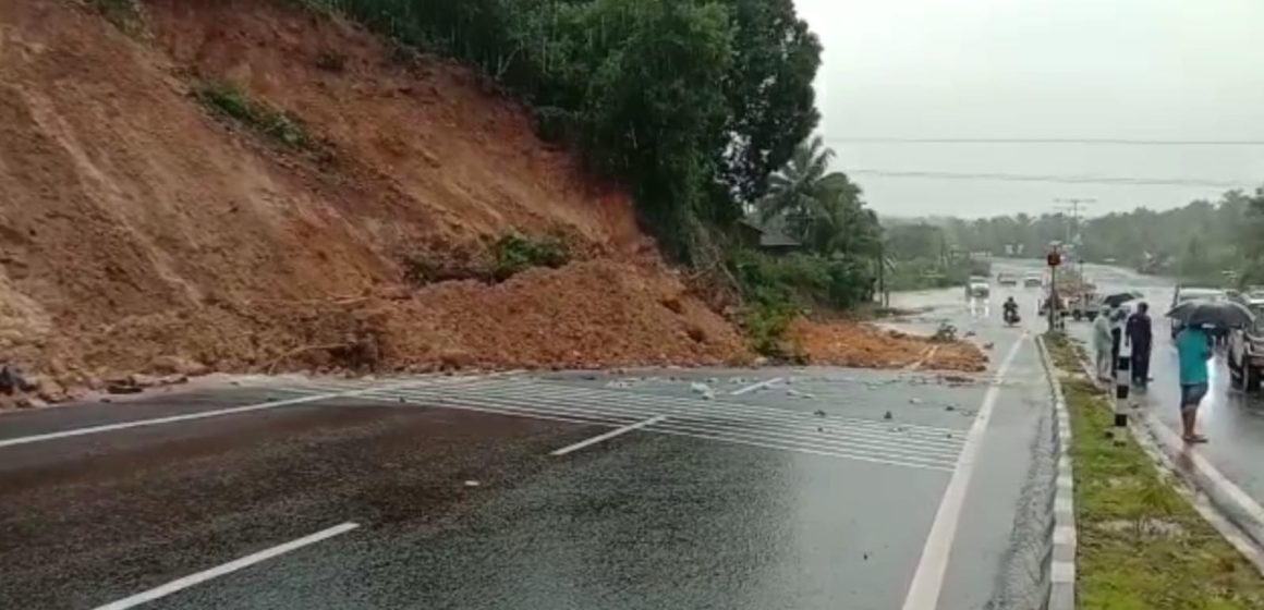 ಭಾರೀ ಮಳೆ, ಗೋಕರ್ಣ ಬಳಿ ರಸ್ತೆ ಮೇಲೆ ಗುಡ್ಡ ಕುಸಿತ, ರಸ್ತೆ ಸಂಚಾರ ಅಸ್ತವ್ಯಸ್ತ..!