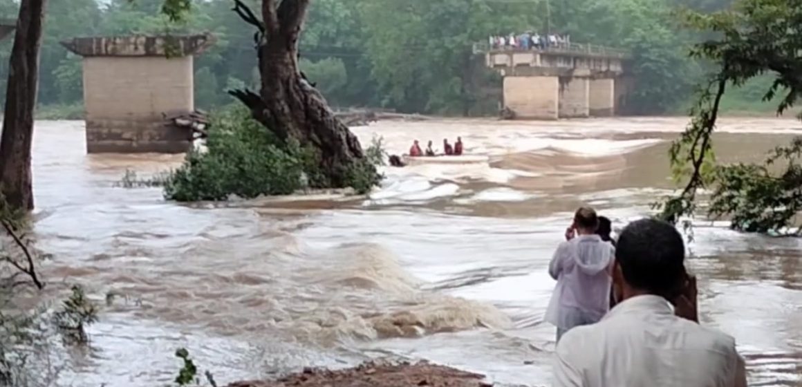 ಬೋಟ್ ನಲ್ಲಿ ನದಿ ದಾಟುತ್ತಿದ್ದ ವೇಳೆ ನದಿಯಲ್ಲೇ ಸಿಲುಕಿದ ಐವರ ರಕ್ಷಣೆ..!