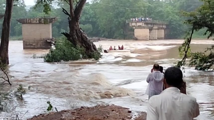 ಬೋಟ್ ನಲ್ಲಿ ನದಿ ದಾಟುತ್ತಿದ್ದ ವೇಳೆ ನದಿಯಲ್ಲೇ ಸಿಲುಕಿದ ಐವರ ರಕ್ಷಣೆ..!