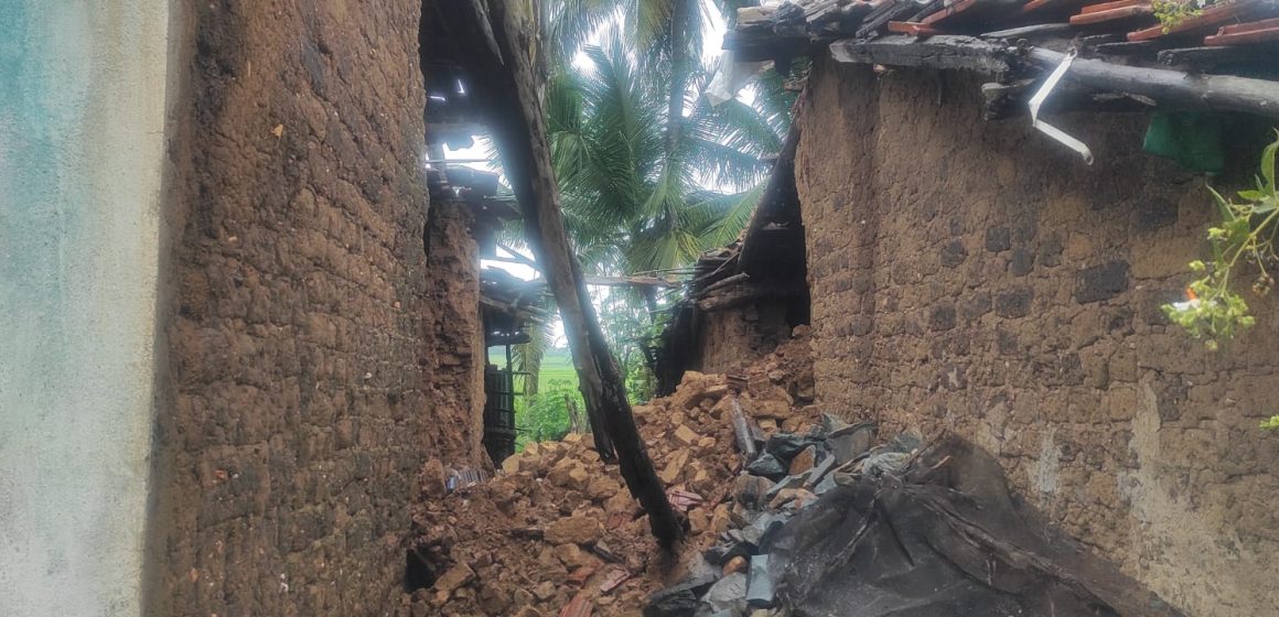 ಮಳೆಯಿಂದ ಗೋಡೆ ಕುಸಿದು ತಾಯಿ ಮಗಳು ಸ್ಥಳದಲ್ಲೇ ಸಾವು, ಹಳಿಯಾಳದ ಮುರ್ಕವಾಡದಲ್ಲಿ ಮನಕಲಕುವ ಘಟನೆ..!