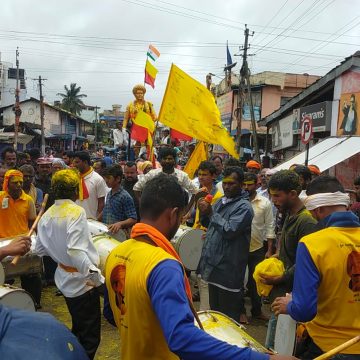 ಸನವಳ್ಳಿಯಲ್ಲಿ ರಾಯಣ್ಣನ ಮೂರ್ತಿ ಪ್ರತಿಷ್ಠಾಪನೆ, ಮೆರವಣಿಗೆ ಮೂಲಕ ಹೊರಟ ಭವ್ಯ ಮೂರ್ತಿ..!