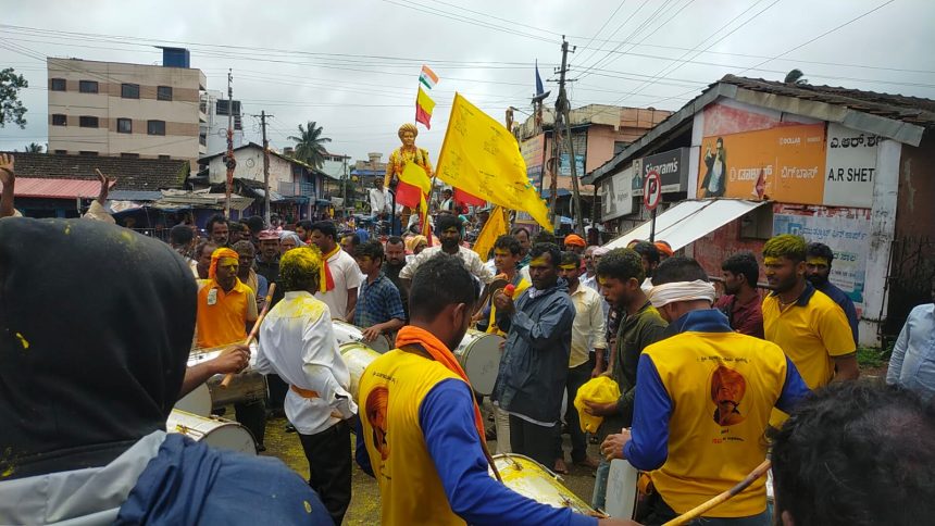 ಸನವಳ್ಳಿಯಲ್ಲಿ ರಾಯಣ್ಣನ ಮೂರ್ತಿ ಪ್ರತಿಷ್ಠಾಪನೆ, ಮೆರವಣಿಗೆ ಮೂಲಕ ಹೊರಟ ಭವ್ಯ ಮೂರ್ತಿ..!