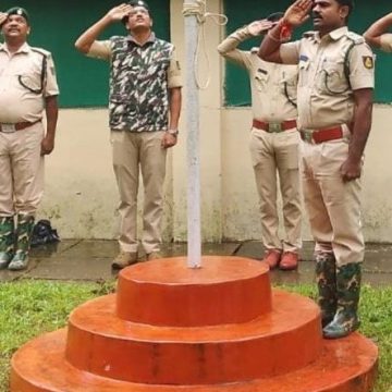 ಶೂ ಧರಿಸಿಯೆ ಧ್ವಜ ಸ್ತಂಭ ಏರಿದ ಗುಂಜಾವತಿ ಅರಣ್ಯಾಧಿಕಾರಿ, ಇದು ರಾಷ್ಟ್ರಧ್ವಜಕ್ಕೆ ಮಾಡಿದ ಅಪಮಾನ ಅಲ್ವಾ ಸಾಹೇಬ್ರೆ..?