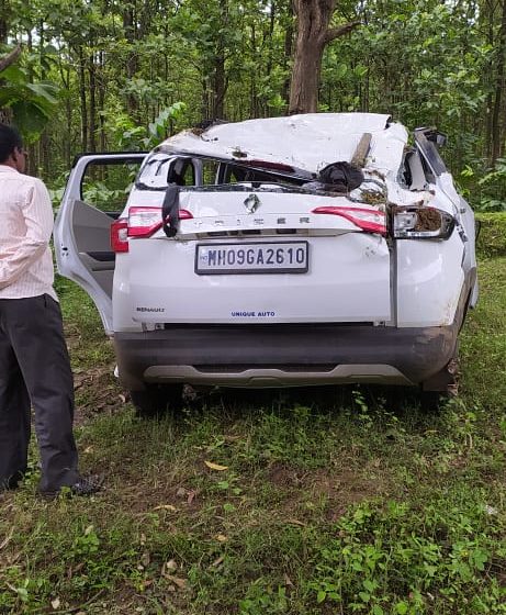 ಮುಂಡಗೋಡ APMC ಸಮೀಪ, ಎಮ್ಮೆ ಅಡ್ಡ ಬಂದುಮರಕ್ಕೆ ಡಿಕ್ಕಿ ಹೊಡೆದ ಕಾರ್, ಓರ್ವ ಮಹಿಳೆ ಸ್ಥಳದಲ್ಲೇ ಸಾವು, ಐವರಿಗೆ ಗಾಯ..!