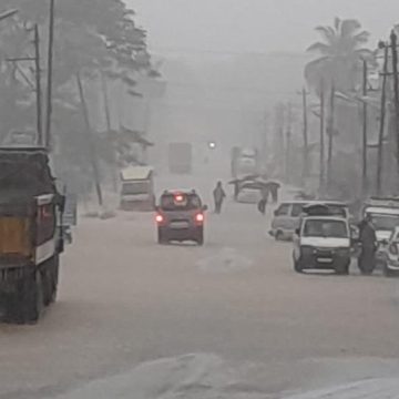 ಮುಂಡಗೋಡಿನಲ್ಲಿ ಭಾರಿ ಮಳೆ, ಬಂಕಾಪುರ ರಸ್ತೆ ಮೇಲೆ ಮೊಣಕಾಲಿನವರೆಗೂ ಮಳೆ‌ನೀರು..! ಮನೆಗಳಿಗೂ ಹೊಕ್ಕ ಕೊಳಚೆ ನೀರು.!