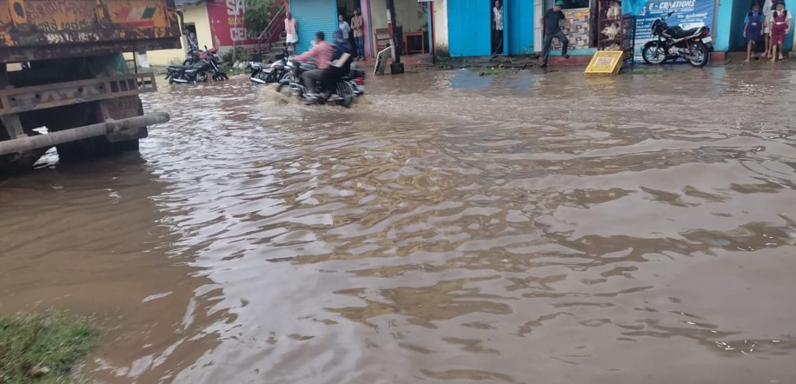 ಮುಂಡಗೋಡಿನಲ್ಲಿ ಮತ್ತೇ ಭಾರೀ ಮಳೆ, ಬಂಕಾಪುರ ರಸ್ತೆ ನಿವಾಸಿಗಳಿಗೆ ಮತ್ತದೇ ಗೋಳು, ಇನ್ನಾದ್ರೂ ಎಚ್ಚೆತ್ತುಕೊಳ್ಳಿ‌ ಮಿಸ್ಟರ್ ಚೀಫ್ ಆಫೀಸರ್ರೇ.!