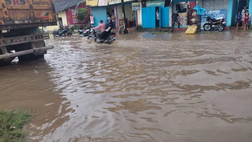 ಮುಂಡಗೋಡಿನಲ್ಲಿ ಮತ್ತೇ ಭಾರೀ ಮಳೆ, ಬಂಕಾಪುರ ರಸ್ತೆ ನಿವಾಸಿಗಳಿಗೆ ಮತ್ತದೇ ಗೋಳು, ಇನ್ನಾದ್ರೂ ಎಚ್ಚೆತ್ತುಕೊಳ್ಳಿ‌ ಮಿಸ್ಟರ್ ಚೀಫ್ ಆಫೀಸರ್ರೇ.!