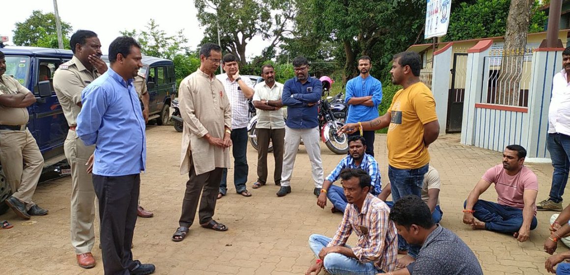 ಇದೇನಿದು ಲೋಯೊಲಾ ಶಿಕ್ಷಣ ಸಂಸ್ಥೆಯ ದುರಹಂಕಾರ..? ವಿದ್ಯಾರ್ಥಿಗಳ ರಕ್ಷಾಬಂಧನ ಕಿತ್ತೊಗೆದದ್ದು ಸರಿನಾ..? ಹಿಂದುಪರ ಸಂಘಟನೆಗಳ ಪ್ರೊಟೆಸ್ಟ್..!