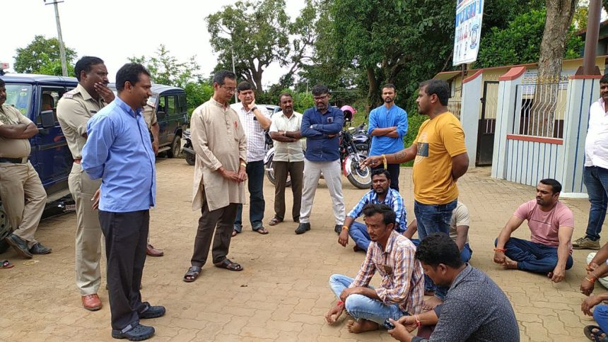 ಇದೇನಿದು ಲೋಯೊಲಾ ಶಿಕ್ಷಣ ಸಂಸ್ಥೆಯ ದುರಹಂಕಾರ..? ವಿದ್ಯಾರ್ಥಿಗಳ ರಕ್ಷಾಬಂಧನ ಕಿತ್ತೊಗೆದದ್ದು ಸರಿನಾ..? ಹಿಂದುಪರ ಸಂಘಟನೆಗಳ ಪ್ರೊಟೆಸ್ಟ್..!