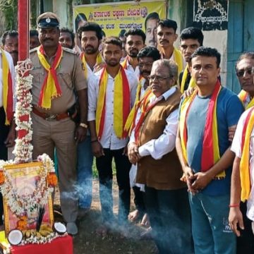 ಮುಂಡಗೋಡಿನಲ್ಲಿ ಕರವೇ ಪ್ರವೀಣ್ ಶೆಟ್ಟಿ ಬಣದಿಂದ ರಾಜ್ಯೋತ್ಸವ, ಧ್ವಜಾರೋಹಣ ಮಾಡಿದ ಪಿಐ ಸಿಮಾನಿ