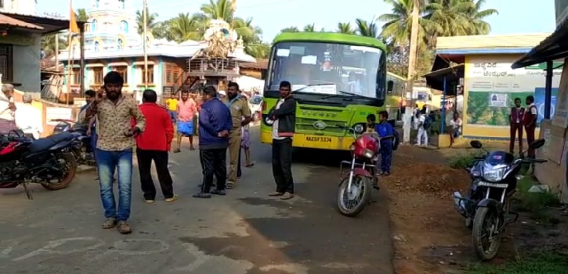 ಕೊಪ್ಪದಲ್ಲಿ ಗ್ರಾಮಸ್ಥರು, ವಿದ್ಯಾರ್ಥಿಗಳ ಪ್ರತಿಭಟನೆ, ಬಸ್ ತಂಗುದಾಣಕ್ಕಾಗಿ ರಸ್ತೆ ತಡೆ..!