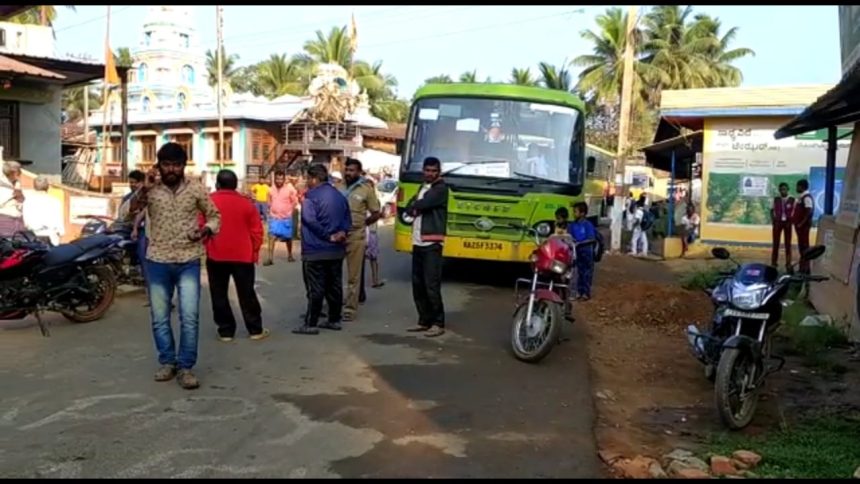 ಕೊಪ್ಪದಲ್ಲಿ ಗ್ರಾಮಸ್ಥರು, ವಿದ್ಯಾರ್ಥಿಗಳ ಪ್ರತಿಭಟನೆ, ಬಸ್ ತಂಗುದಾಣಕ್ಕಾಗಿ ರಸ್ತೆ ತಡೆ..!