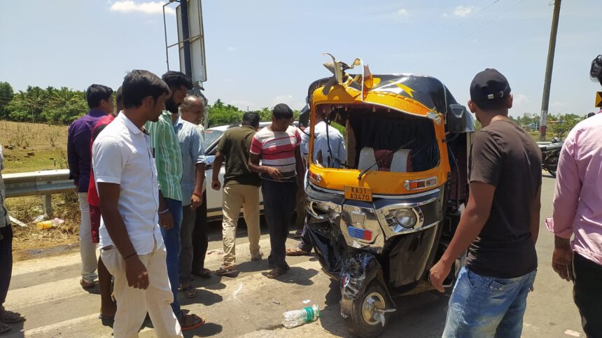 ಮುಂಡಗೋಡ ಅಮ್ಮಾಜಿ ಕೆರೆ ಮೇಲೆ ಆಟೋಗೆ ಕಾರ್ ಡಿಕ್ಕಿ, ಹಲವರಿಗೆ ಗಾಯ..!