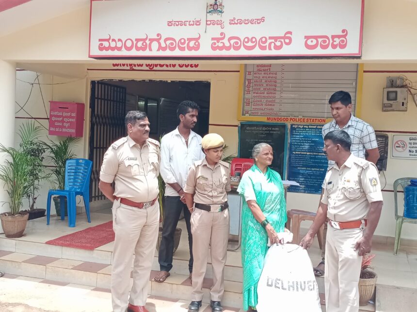 ಮುಂಡಗೋಡಿನಲ್ಲಿ ಸಿಕ್ತು ಬಳೆಯ ಚೀಲ, ಮಾಲೀಕರಿಗೆ ಒಪ್ಪಿಸಿ ಪ್ರಾಮಾಣಿಕತೆ ಮೆರೆದ  ಅಟೋ ಚಾಲಕ..!