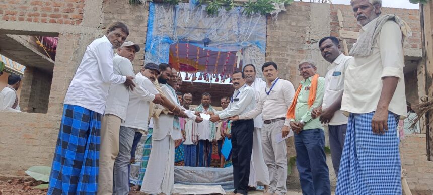 ಹುನಗುಂದ ಬಸವೇಶ್ವರ ದೇವಸ್ಥಾನ ನಿರ್ಮಾಣಕ್ಕೆ 1 ಲಕ್ಷ ರೂ. ಚೆಕ್ ಹಸ್ತಾಂತರ..!