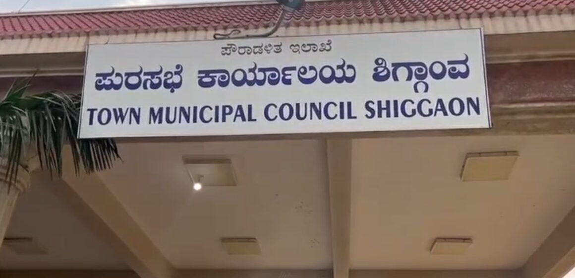 ಶಿಗ್ಗಾವಿ ಪುರಸಭೆಯಲ್ಲಿ ಗೋಲಮಾಲ್ ಆರೋಪ, ಸಚಿವ ಶಿವಾನಂದ ಪಾಟೀಲ್ ದಿಢೀರ್ ಭೇಟಿ, ಮುಖ್ಯಾಧಿಕಾರಿಗೆ ತರಾಟೆ..!