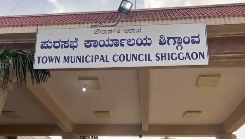 ಶಿಗ್ಗಾವಿ ಪುರಸಭೆಯಲ್ಲಿ ಗೋಲಮಾಲ್ ಆರೋಪ, ಸಚಿವ ಶಿವಾನಂದ ಪಾಟೀಲ್ ದಿಢೀರ್ ಭೇಟಿ, ಮುಖ್ಯಾಧಿಕಾರಿಗೆ ತರಾಟೆ..!