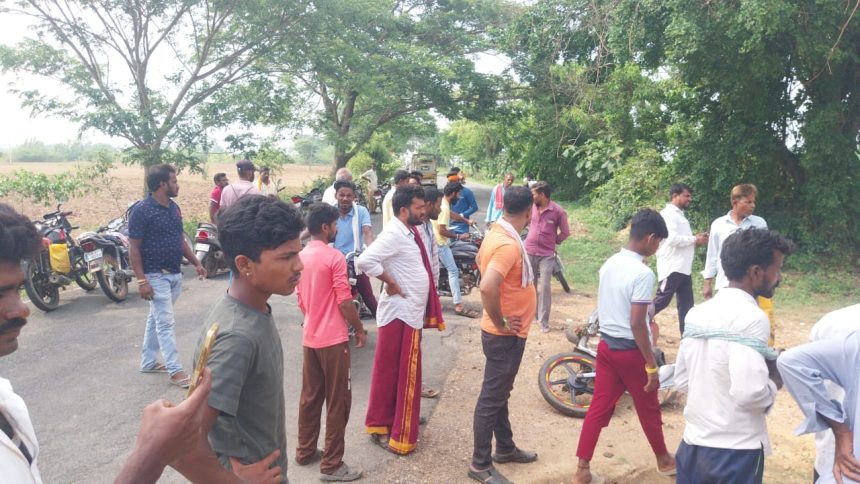 ಅಗಡಿ ಪೆಟ್ರೊಲ್ ಬಂಕ್ ಬಳಿ ಬೈಕ್ ಅಪಘಾತ, ಇಬ್ಬರಿಗೆ ಗಾಯ, ಓರ್ವನ ಸ್ಥಿತಿ ಗಂಭೀರ