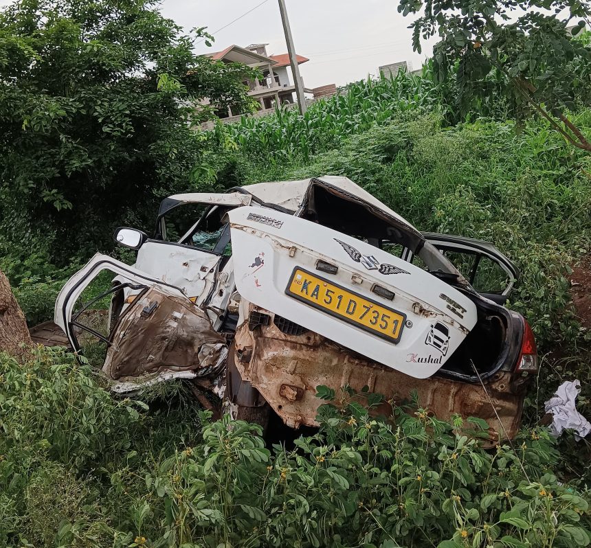 ಶಿಗ್ಗಾವಿ ಬಳಿ ಕಾರು ಅಪಘಾತ: ಇಬ್ಬರು ಸ್ಥಳದಲ್ಲೇ ಸಾವು, ಐವರಿಗೆ ಗಂಭೀರ ಗಾಯ