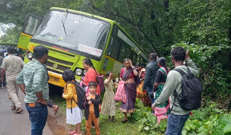 ಯಕ್ಕಂಬಿ ಬಳಿ ನಿಯಂತ್ರಣ ತಪ್ಪಿ ರಸ್ತೆ ಬದಿಗೆ ಇಳಿದ KSRTC ಬಸ್..!