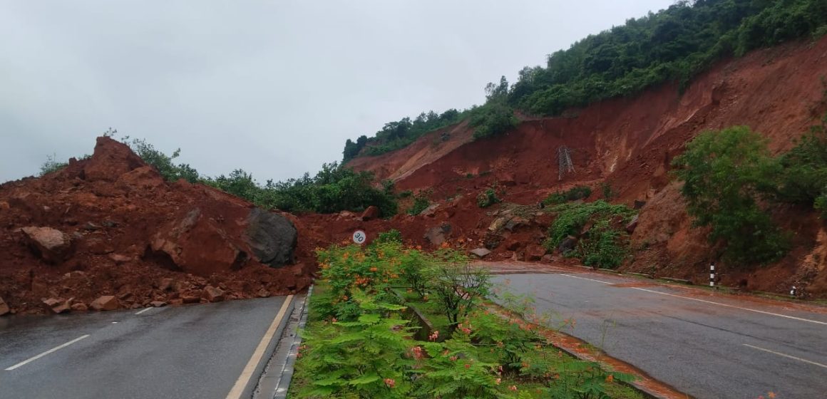 ಅಂಕೋಲಾ ಬಳಿ ಗುಡ್ಡ ಕುಸಿತ, 9 ಜನ ಸಾವು ಶಂಕೆ, ಮಣ್ಣಿನಡಿ ಕೆಲವರು ಸಿಲುಕಿರೊ ಅನುಮಾನ..!