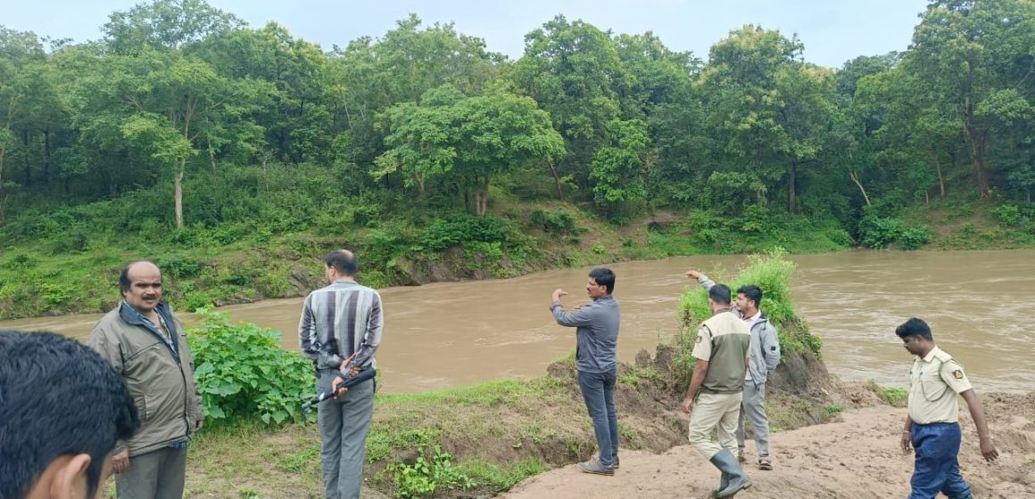 ಯರೇಬೈಲಿನ ಬೇಡ್ತಿ ಹಳ್ಳದಲ್ಲಿ ಹೆಚ್ಚಾದ ನೀರಿನ ಪ್ರಮಾಣ, ತಹಶೀಲ್ದಾರ್ ಹಾಗೂ ಜಿಪಂ ಅಧಿಕಾರಿಗಳು ಸ್ಥಳಕ್ಕೆ ಭೇಟಿ..!